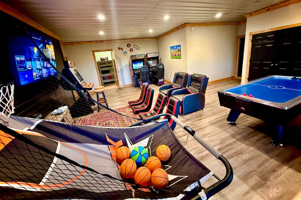 Game room with hoops, arcade cabinets, air hockey and big-screen gaming, Splashing at the Bluff