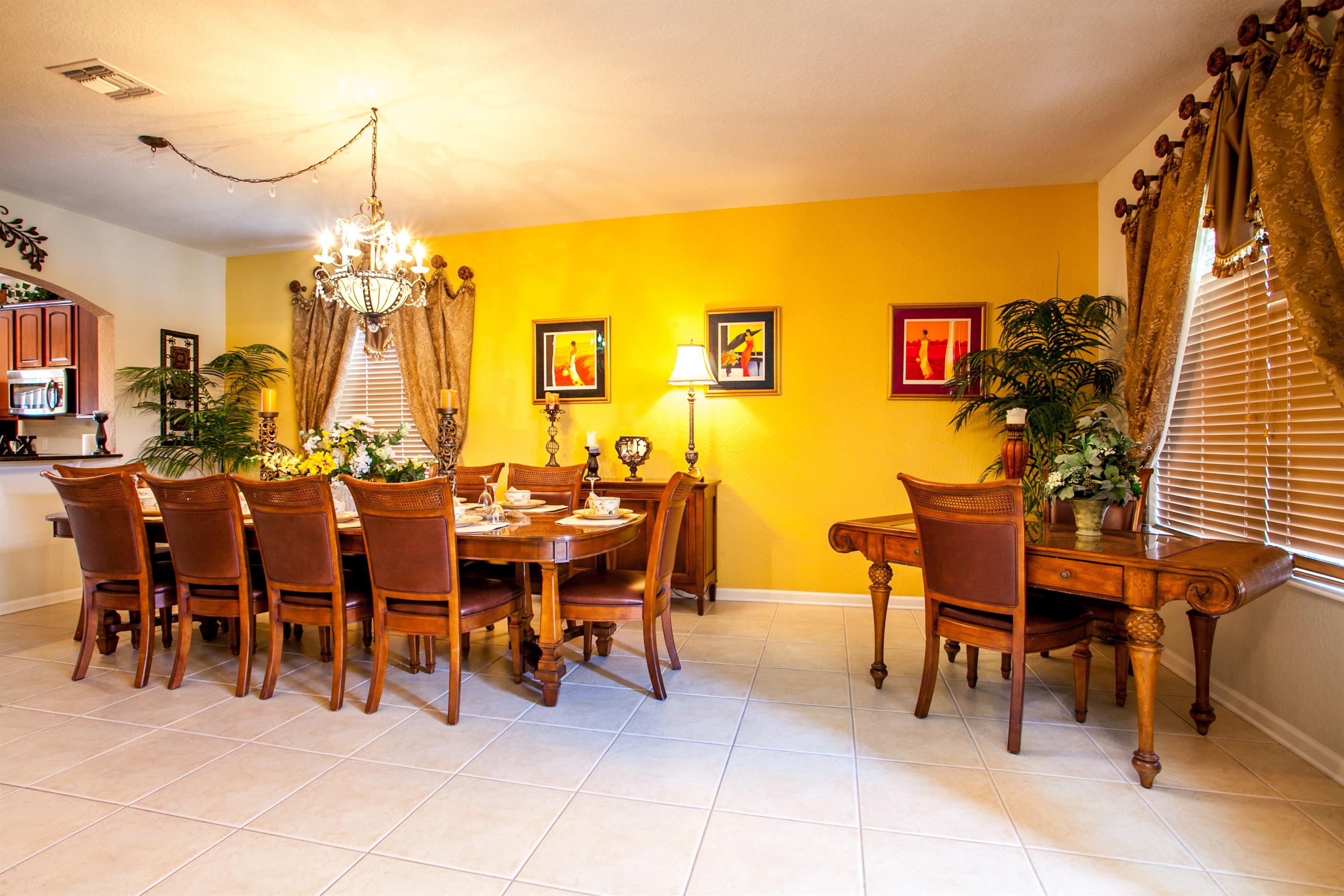 Dining Area w/ Seating for 10