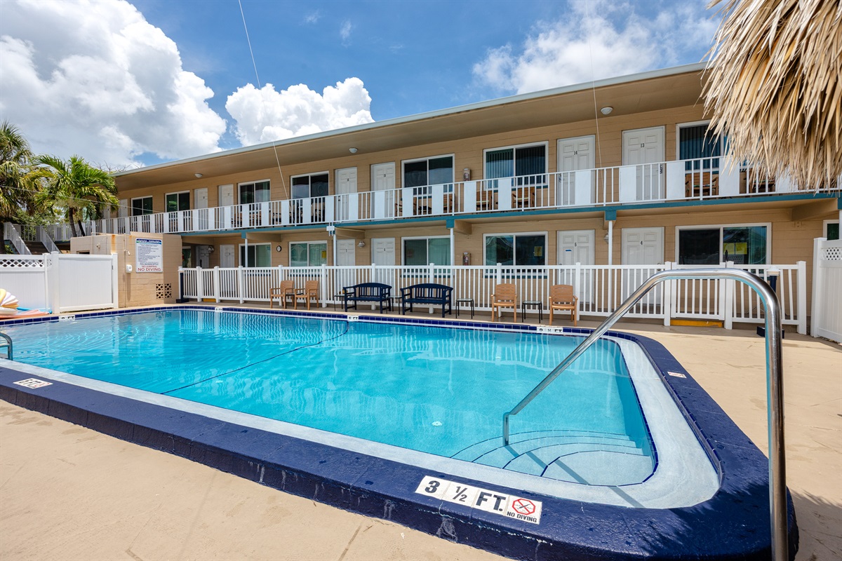 plenty of pool seating