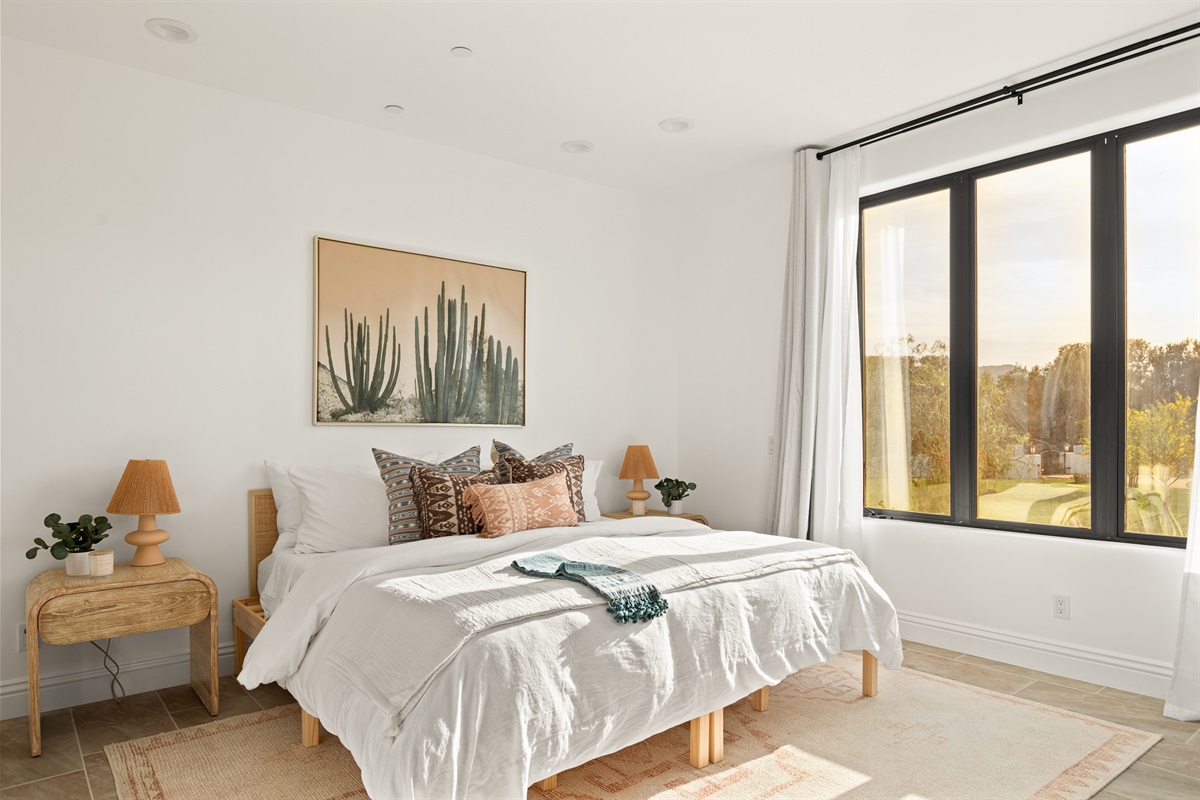 Upstairs North Bedroom (8)
