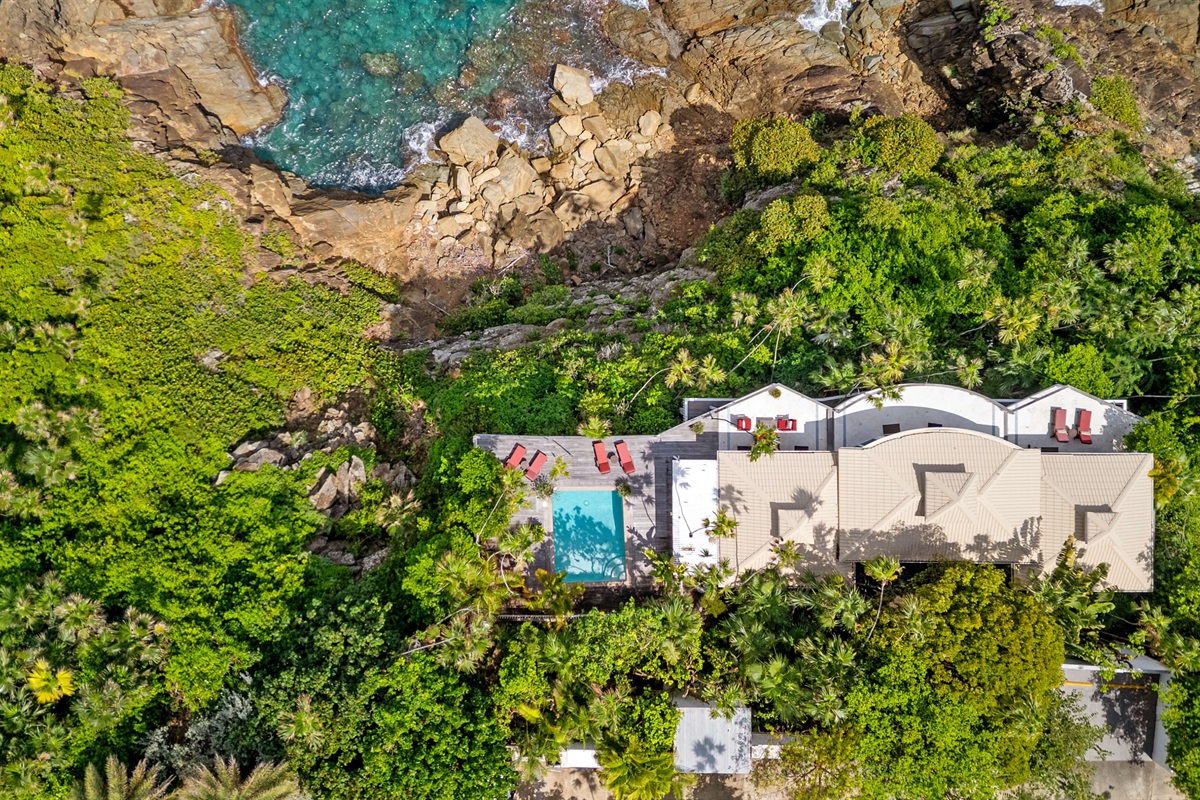 SeaView Villa is perched right on the edge of the cliff