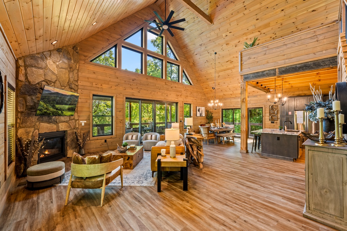 🔥 Vaulted ceilings, a roaring fire, and those big windows? Let the outside in, and let your stress out. This is luxury meets cabin coziness.