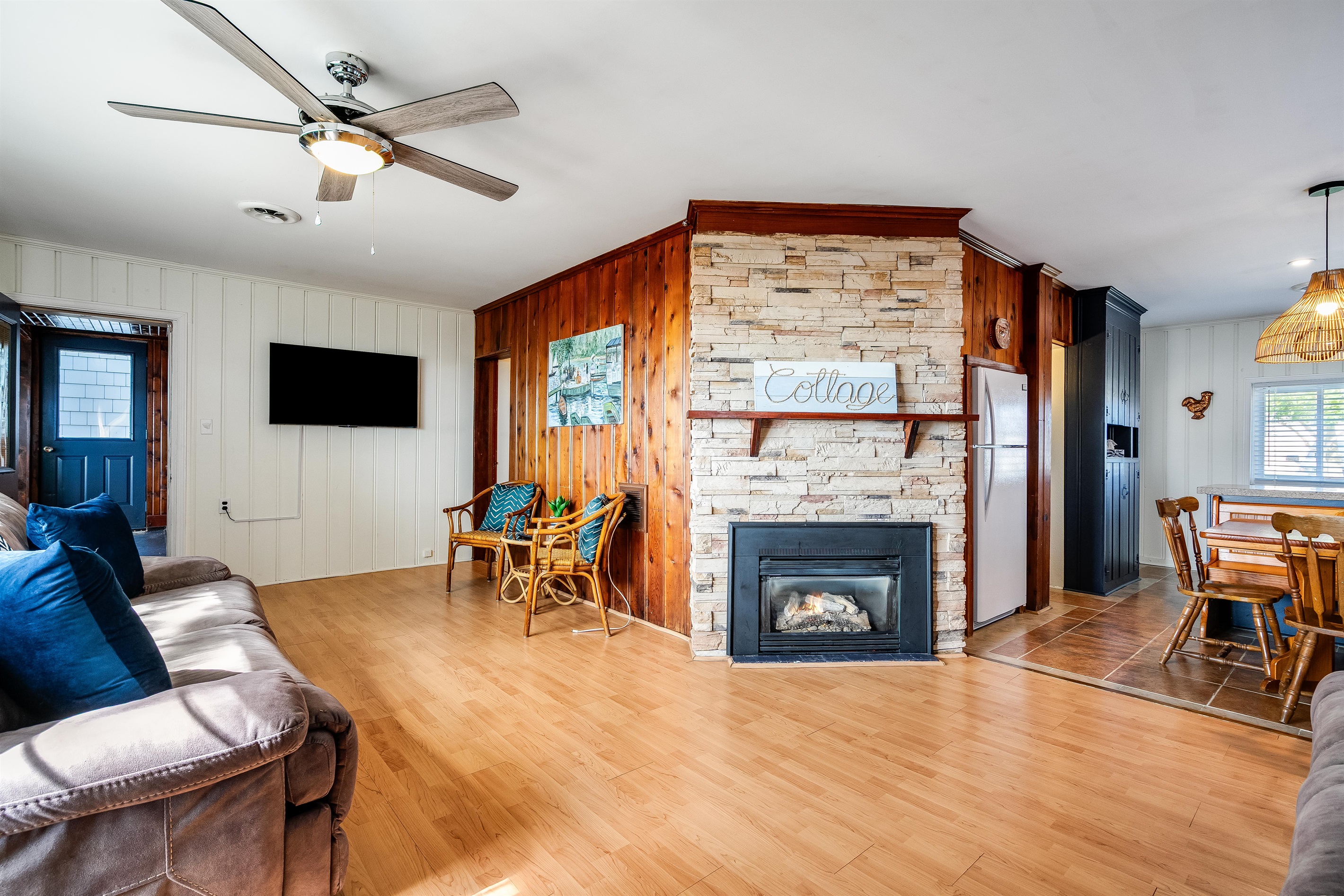 Sunlit meals framed by timeless design.