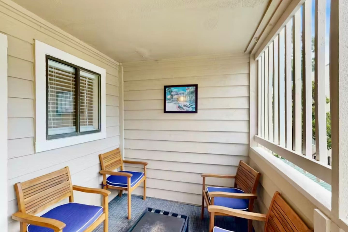 Screened porch with seating