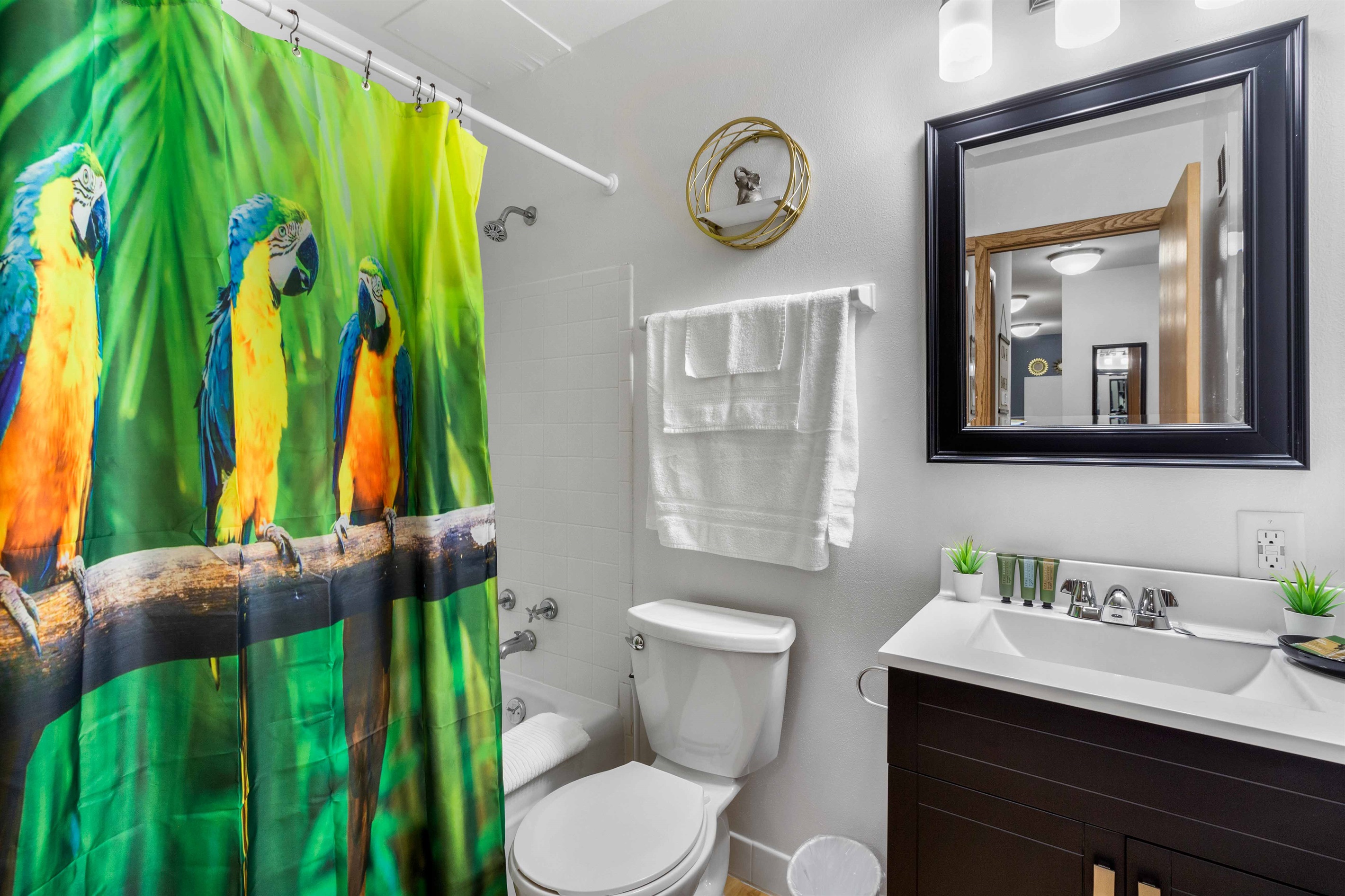 Immerse yourself in a long hot shower with the excellent water pressure in the shower!