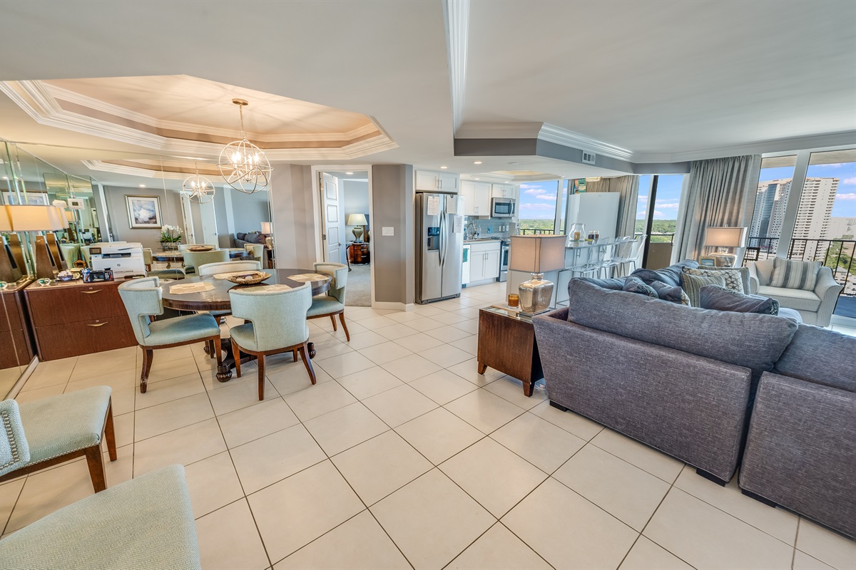Amazing Living Room with Stunning Views🌊☀️