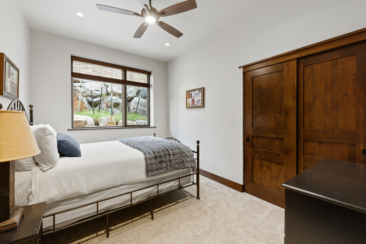Guest room #4 with Queen bed and tv