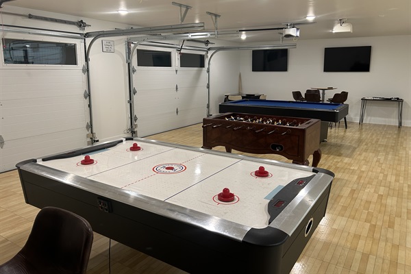 38-Acres of Luxury: 9BR, Indoor Pool, Gym, Near ND, photo 5