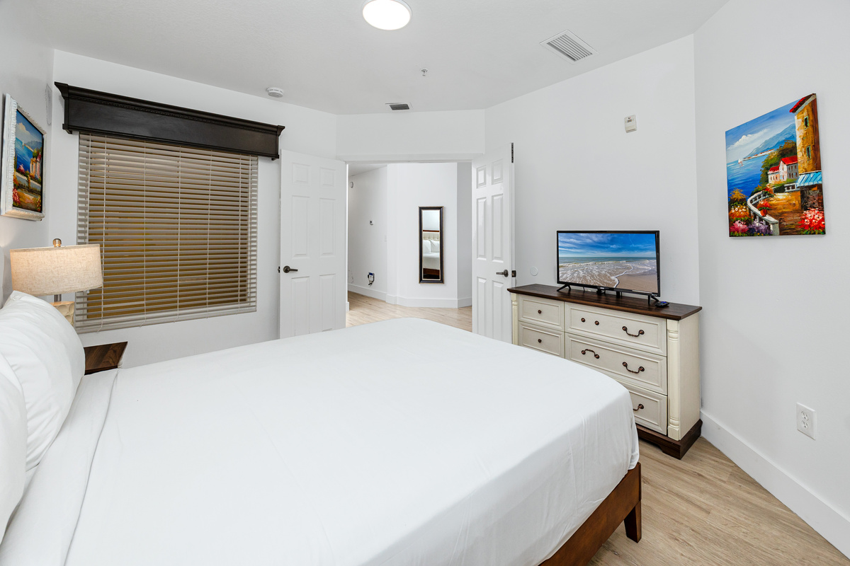 Queen bed & smart tv