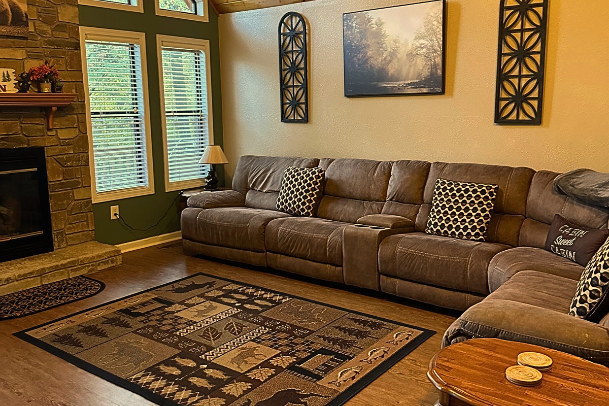 Open-plan living space with gas fireplace – perfect for family or friends