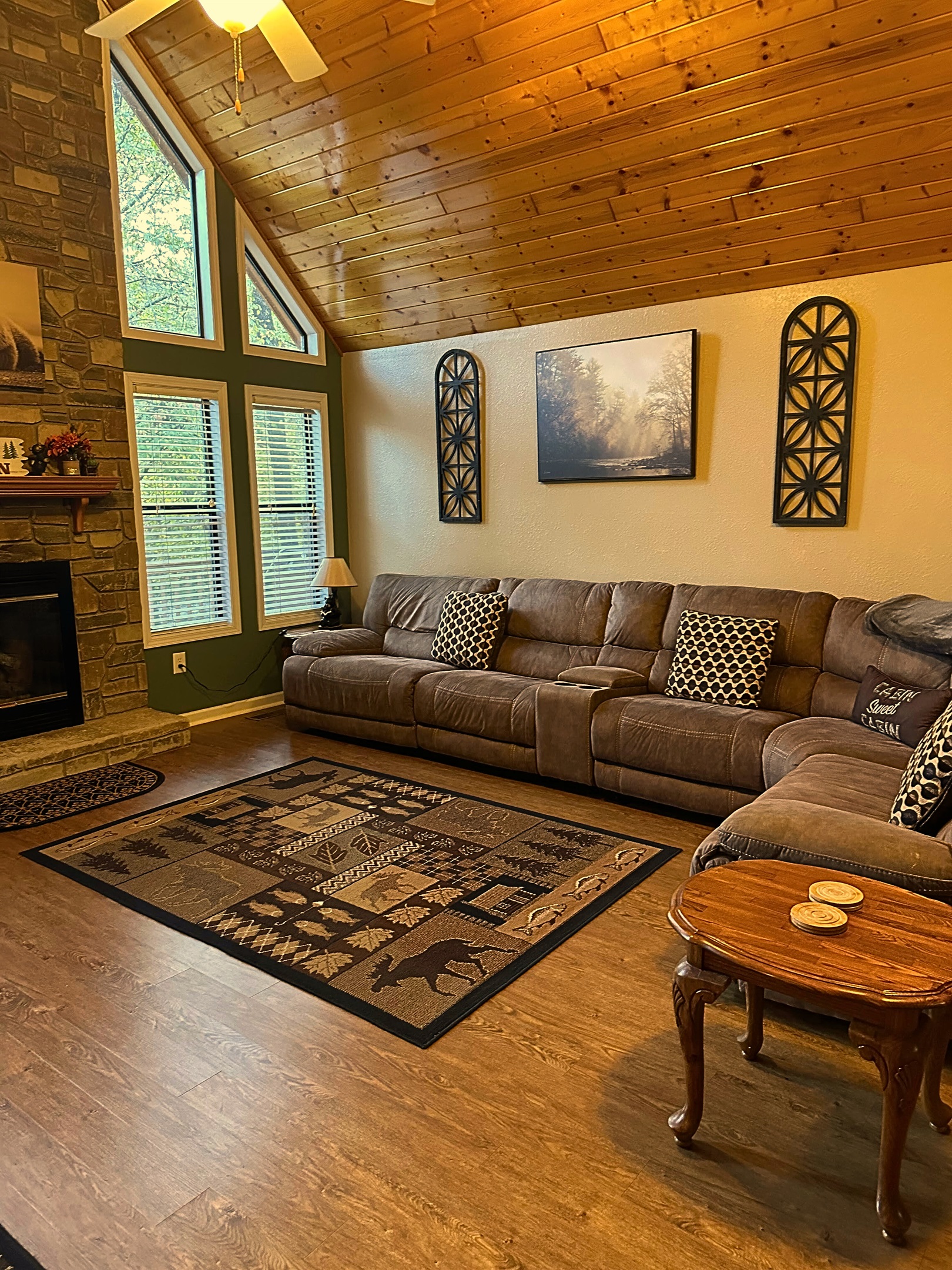 Open-plan living space with gas fireplace – perfect for family or friends