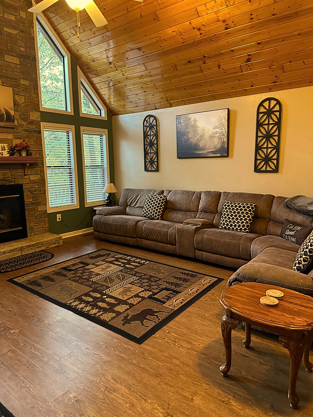 Open-plan living space with gas fireplace – perfect for family or friends