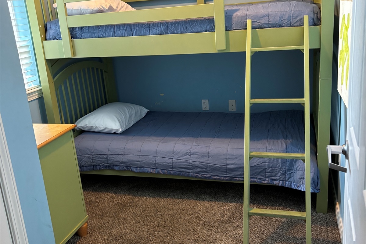3rd bedroom with twin bunkbeds