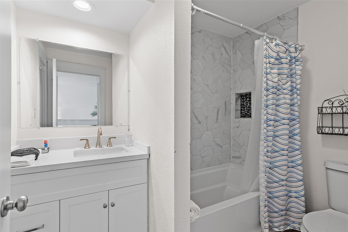 Guest Room 3 (Level 2): KING bed, Smart TV, Views of Scenic Gulf Drive, Updated Full Bathroom with Shower/Tub Combo (Sleeps 2)