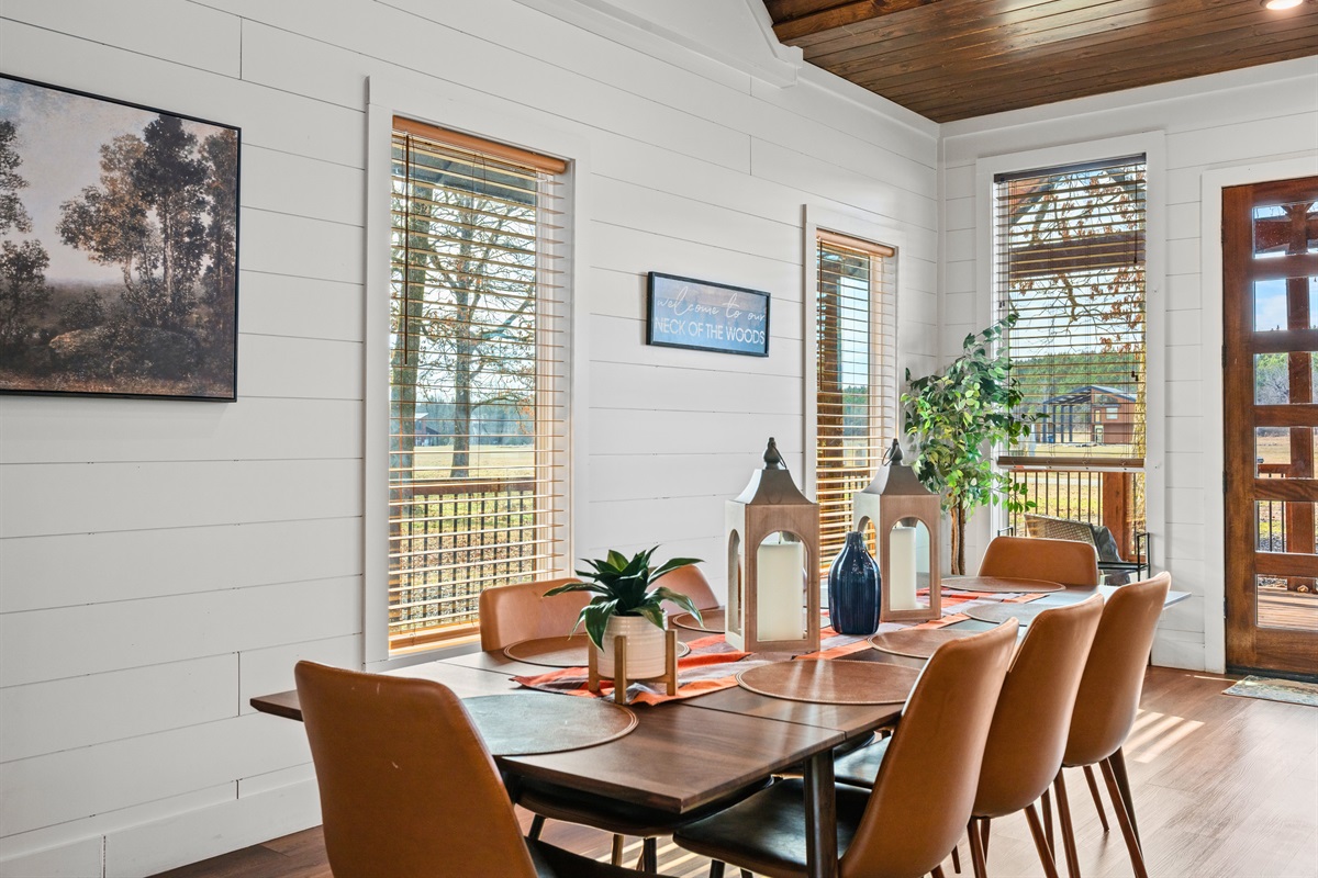 A dining setup like this is made for everything from big breakfasts to board games and late-night conversations after a fun day out.