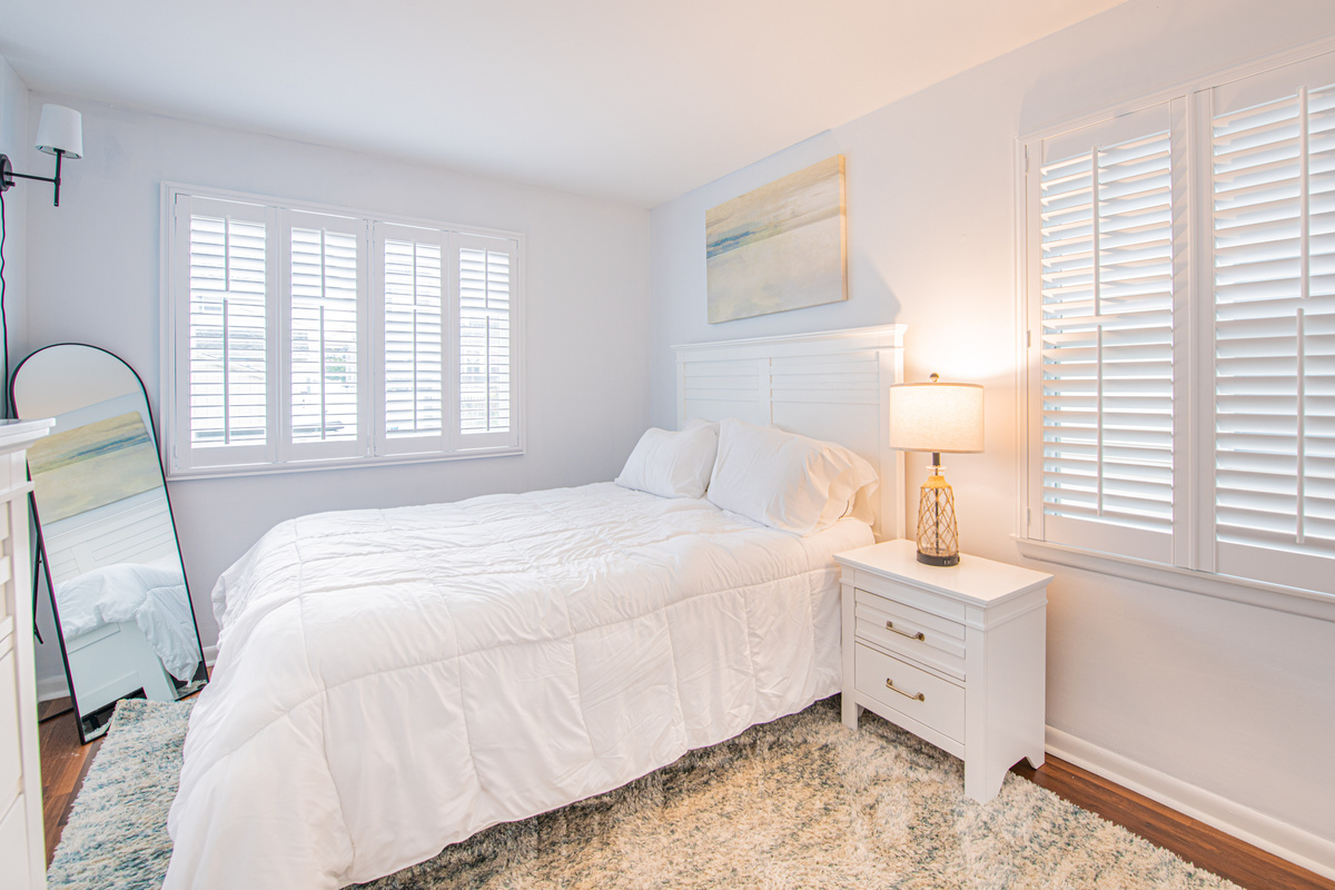Queen bedroom_full_view