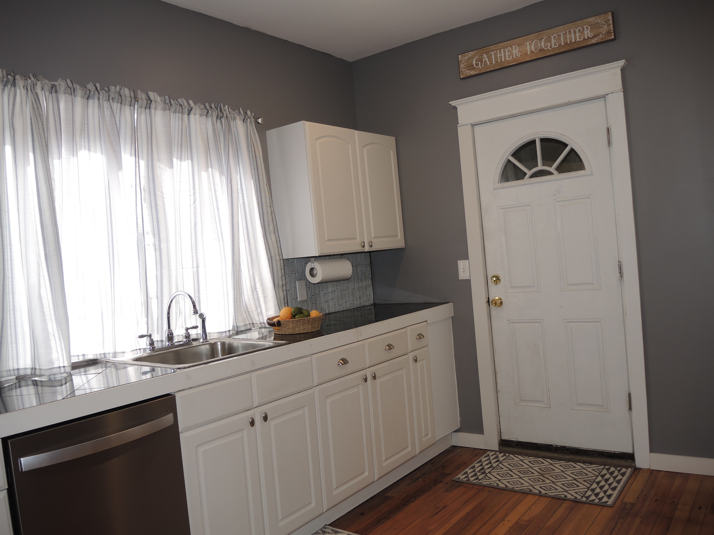 Chestnut Ridge - Kitchen / door to rear deck