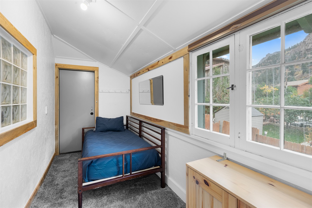 Sunroom- single bed