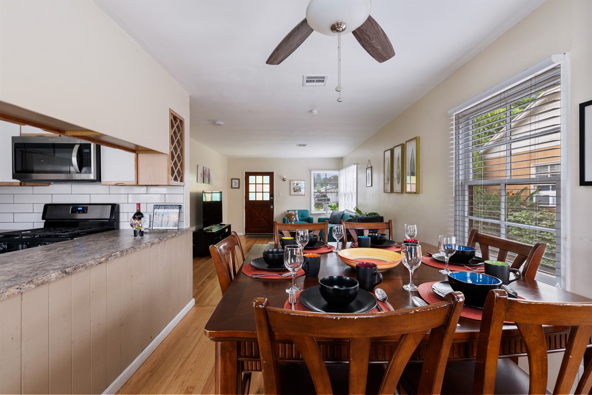 Dining room set and ready for a delightful dinner!