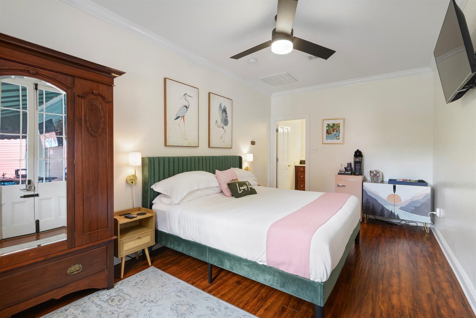 King Bed of the White Guest House