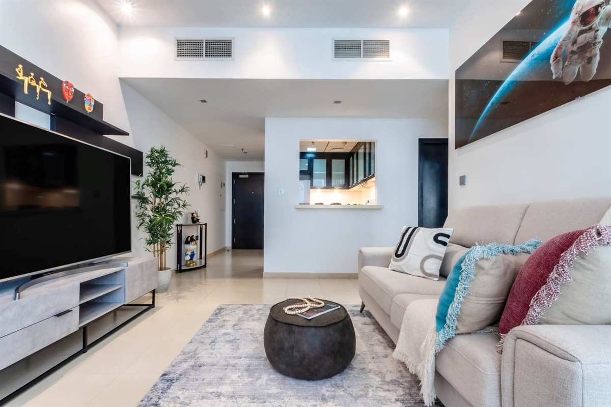 Feel like home and stream your favourite channel in this 70 inches TV.