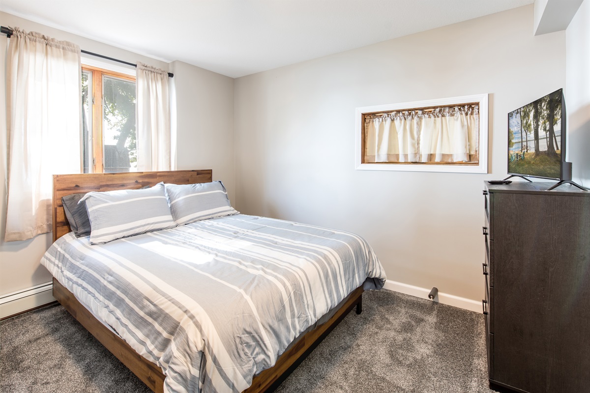 Bedroom 4, Queen bed