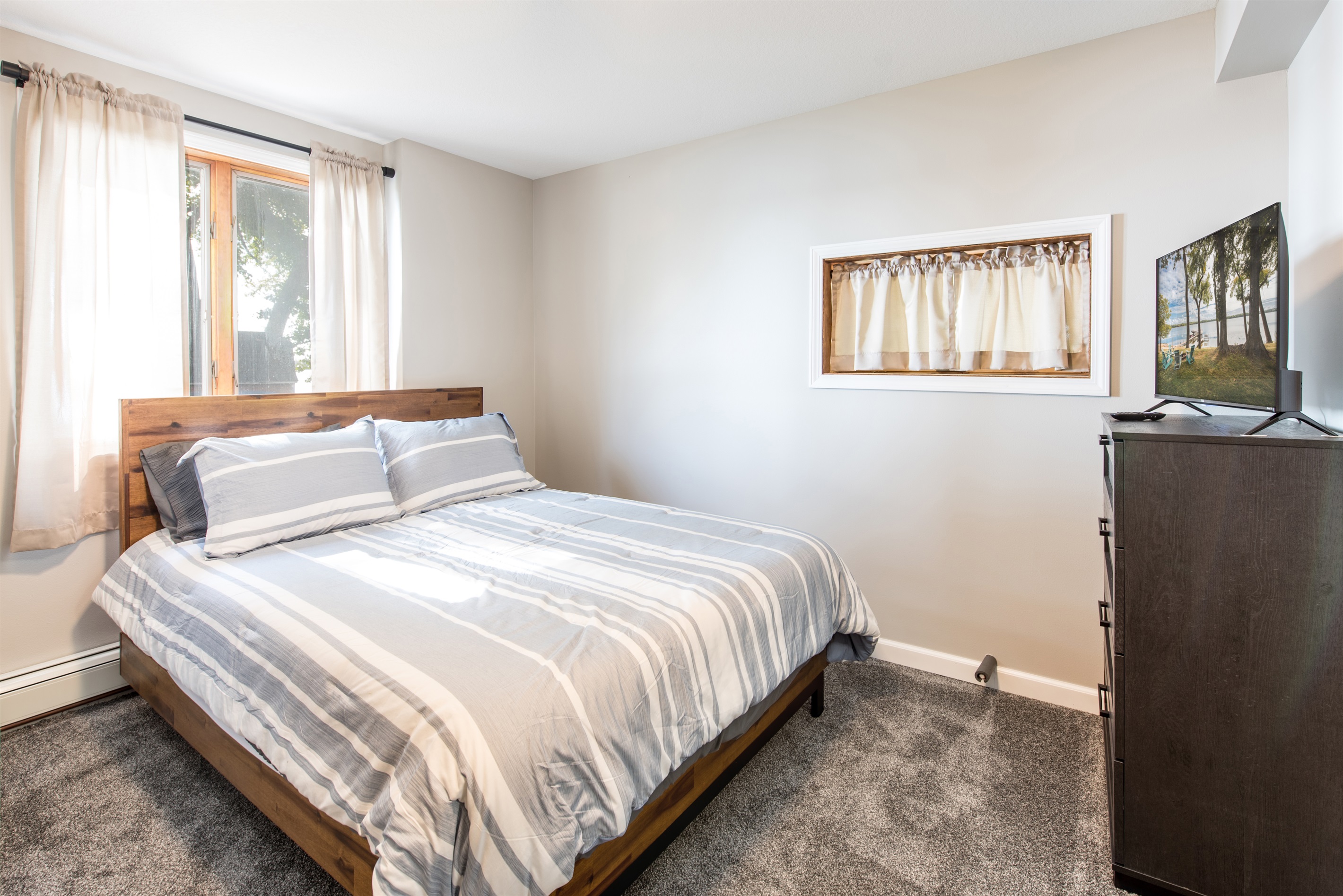 Bedroom 4, Queen bed