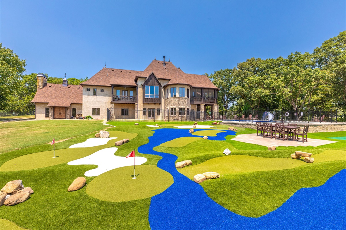 6 hole mini golf to keep the kids entertained for hours!