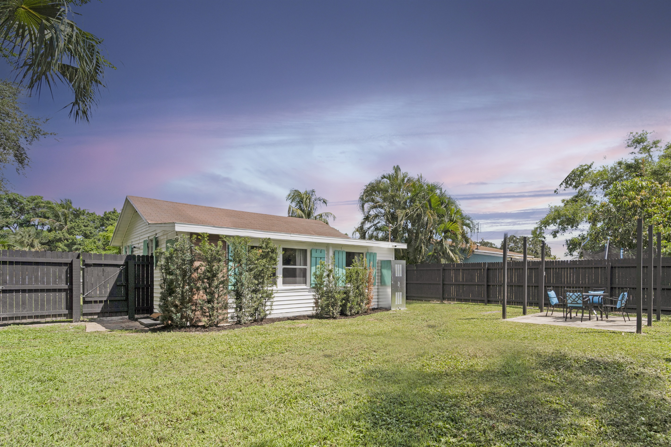 House with Fenced Yard - Palm Wave Says - 2
