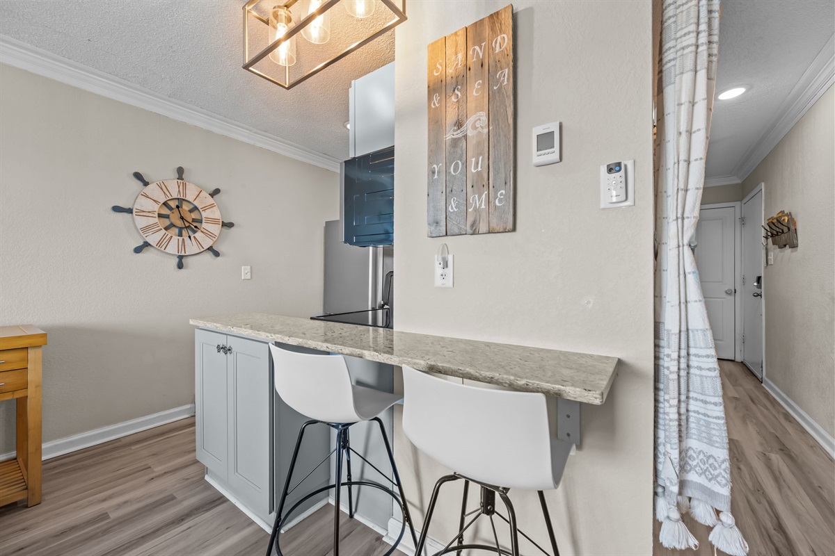 Breakfast bar with seating for 2