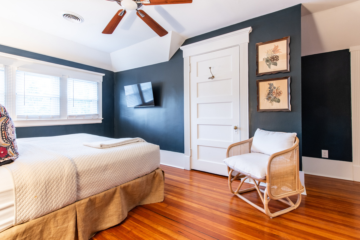 5th Bedroom ~ 3rd Floor ~ King Size Bed ~ 40" Smart TV