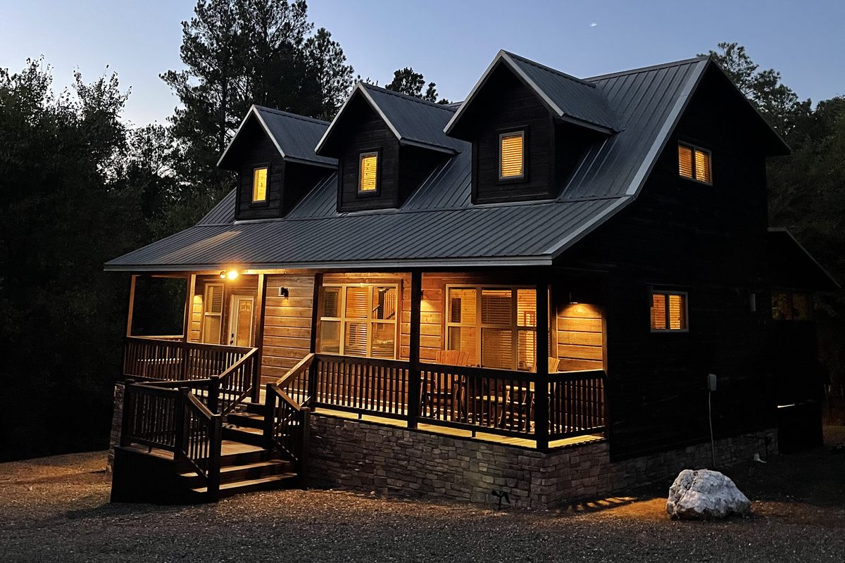 Stonewood Cabin at dusk in Hochatown.
