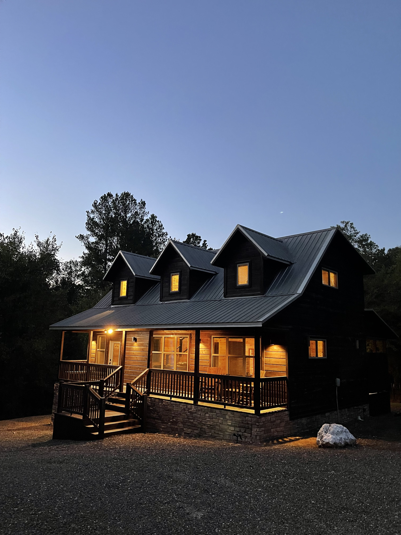 Stonewood Cabin at dusk in Hochatown.