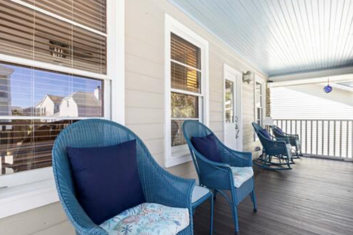Claim a chair, put your feet up and let the island pace take over. ⭐