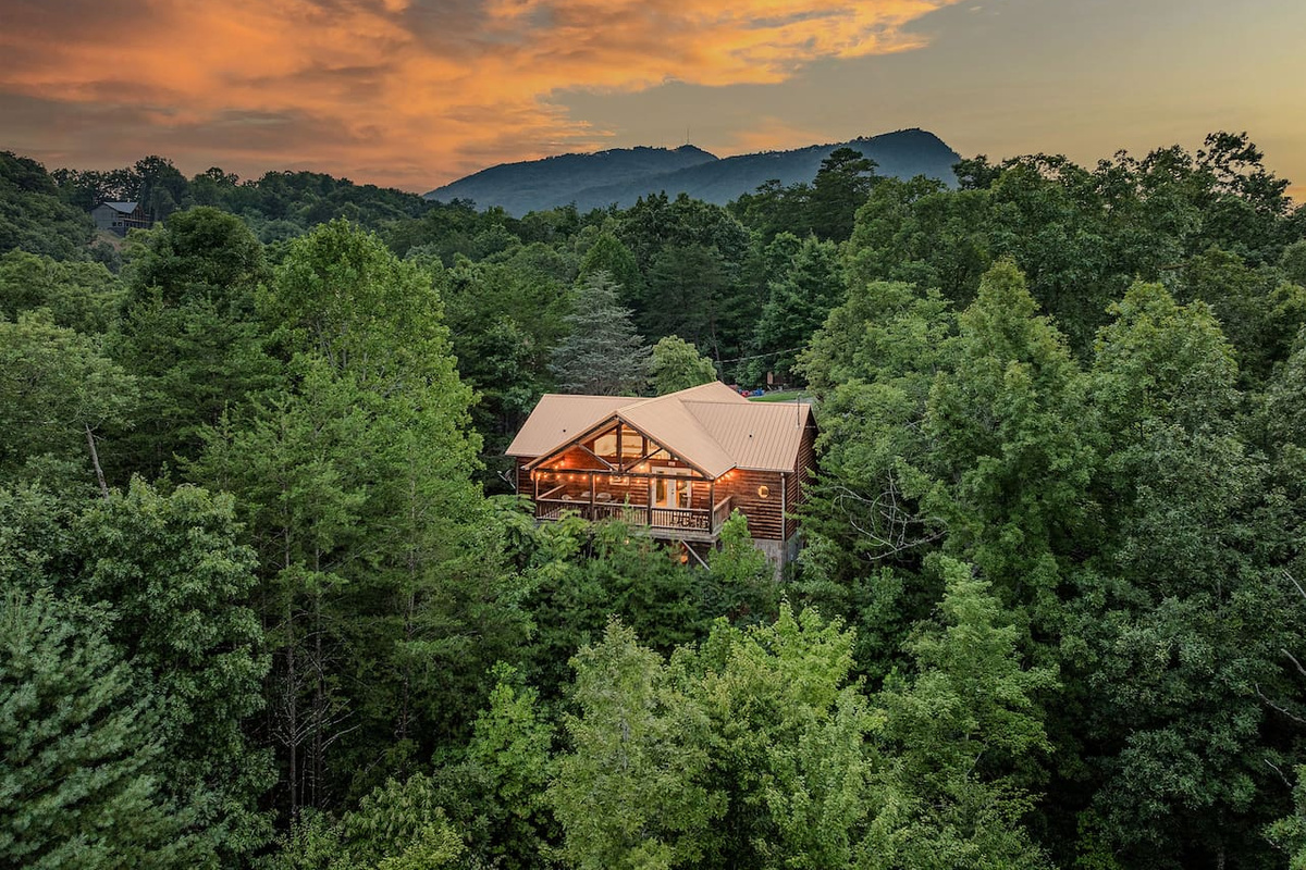 Escape the crowds and relax in a peaceful woodland setting with mountain views.