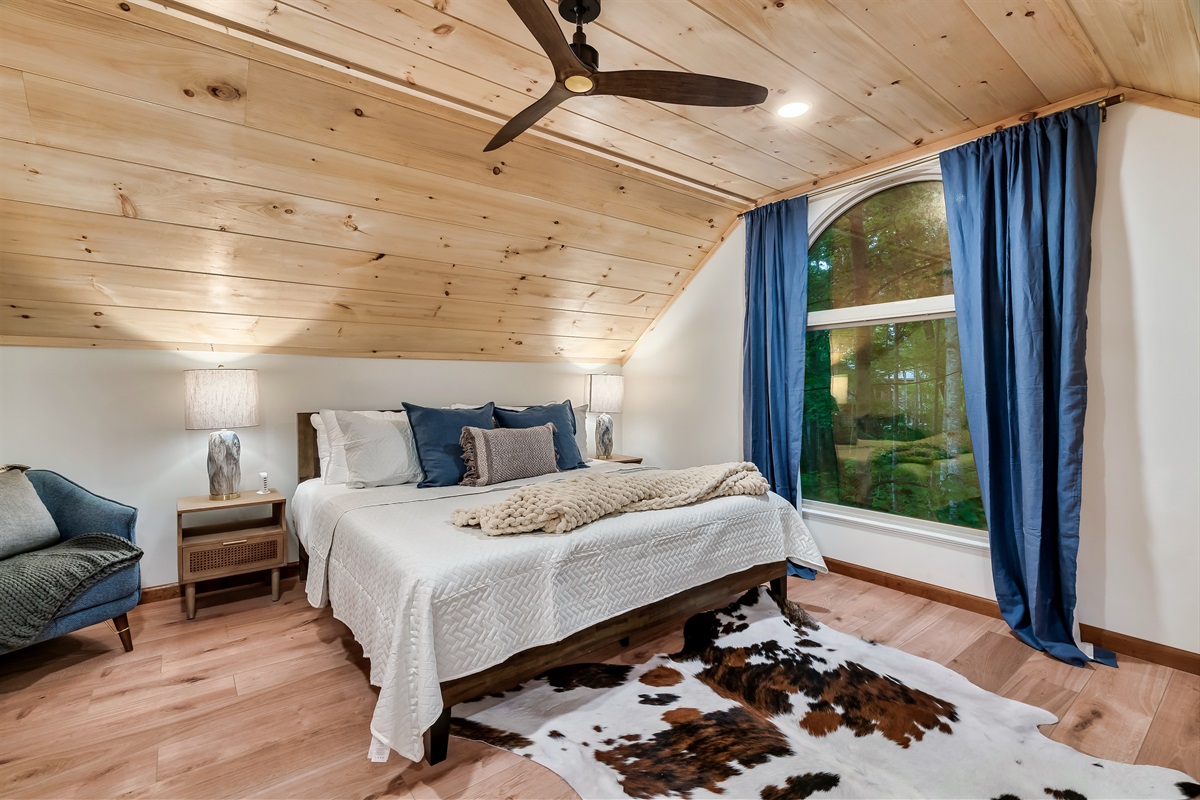 Upstairs king bedroom w/en suite