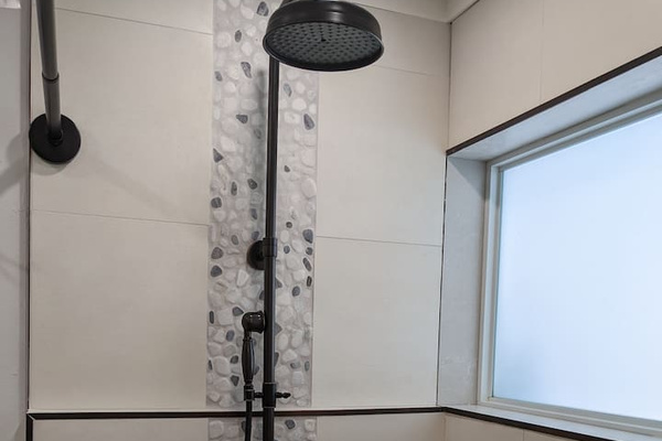 This is the shower for the 2nd bedroom. The peble mosaic continues onto the floor. We do like the feeling of standing on natural stone.