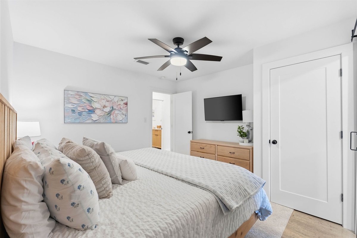 Small Serenity 2's Master Bedroom: King Bed, Private Remodeled Bathroom with walk in shower, soaker tub (sleeps 2)