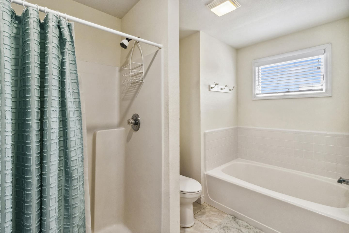 Take your time in the spacious king master bath &mdash; on Gulf time, there is no rush at all.