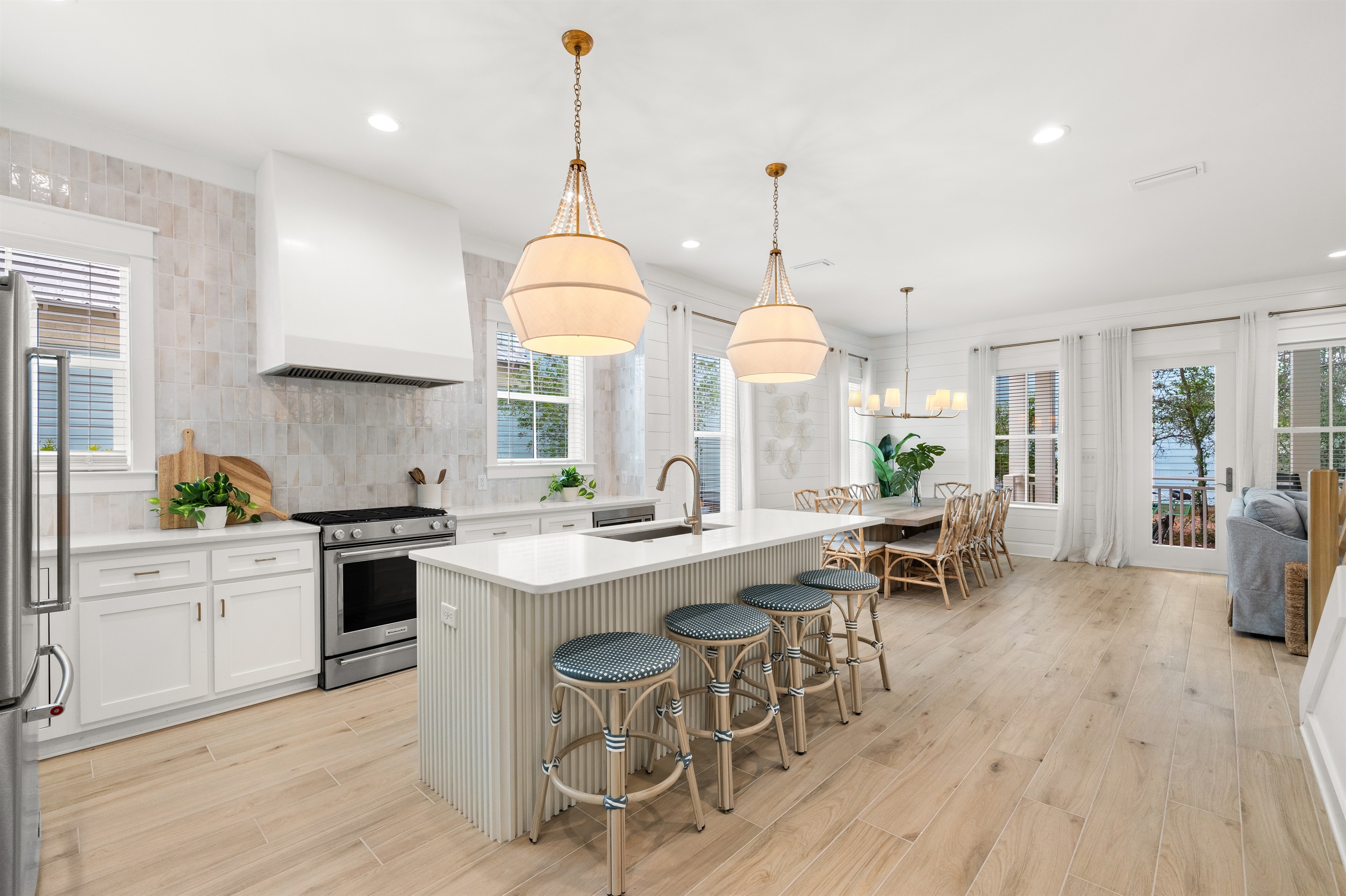 Pull up a seat and enjoy breakfast before heading to the beach or a late-night snack after exploring 30A. Some of the best vacation conversations happen right here.