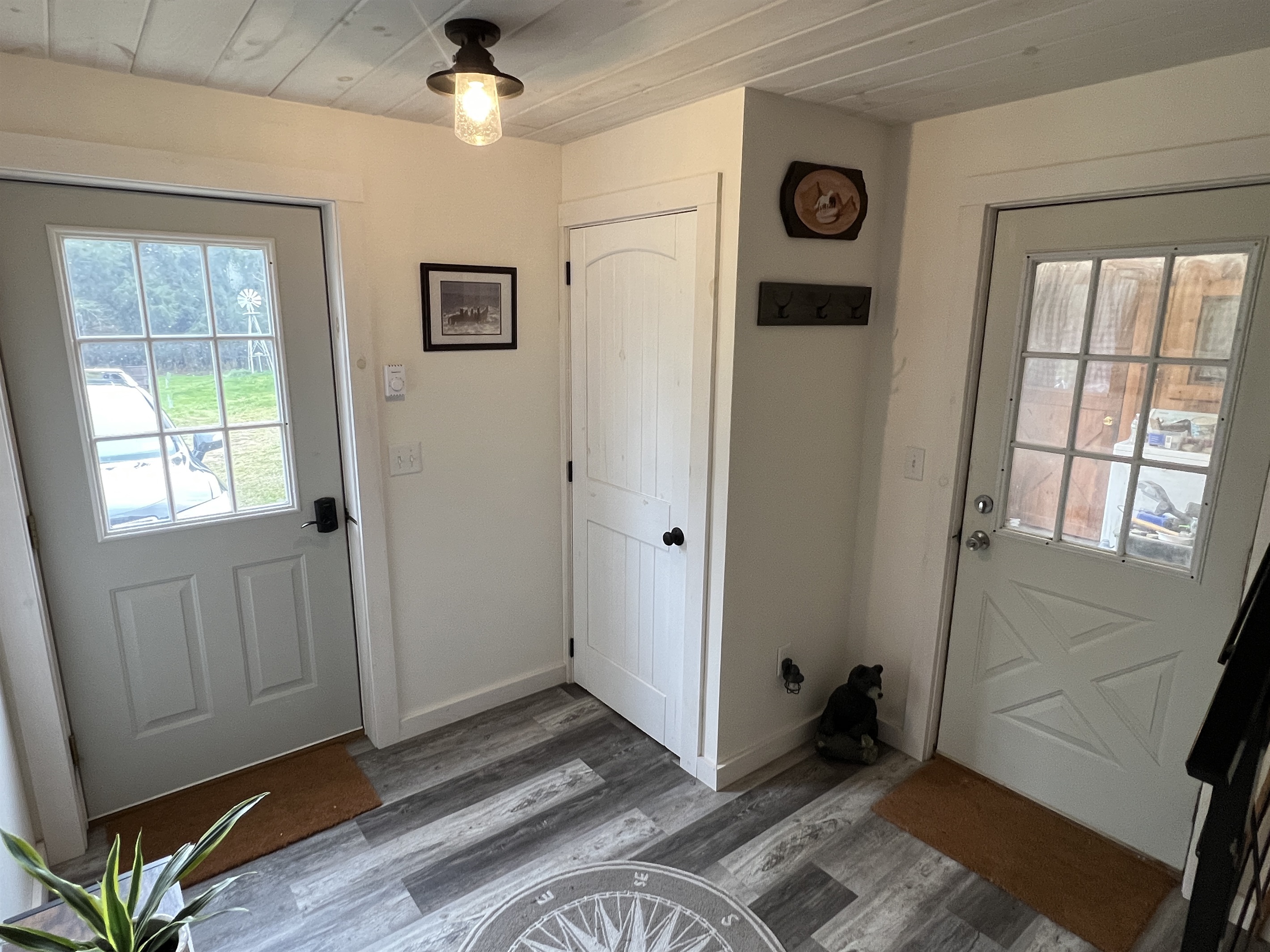 Horse Haven entry area, the barn is to the right.