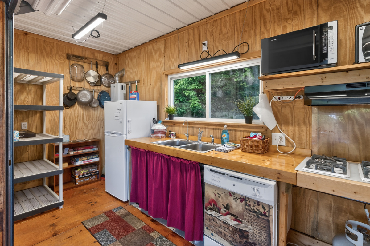 Screened in pavilion - full kitchen