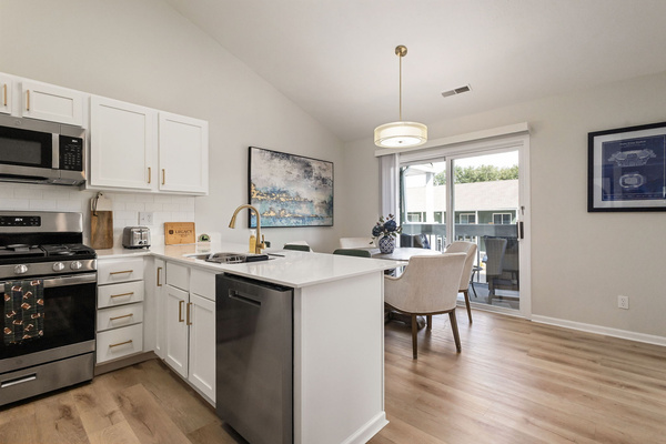Modern Luxury Condo | Walk to Notre Dame | 2BR/2BA | Parking, photo 13