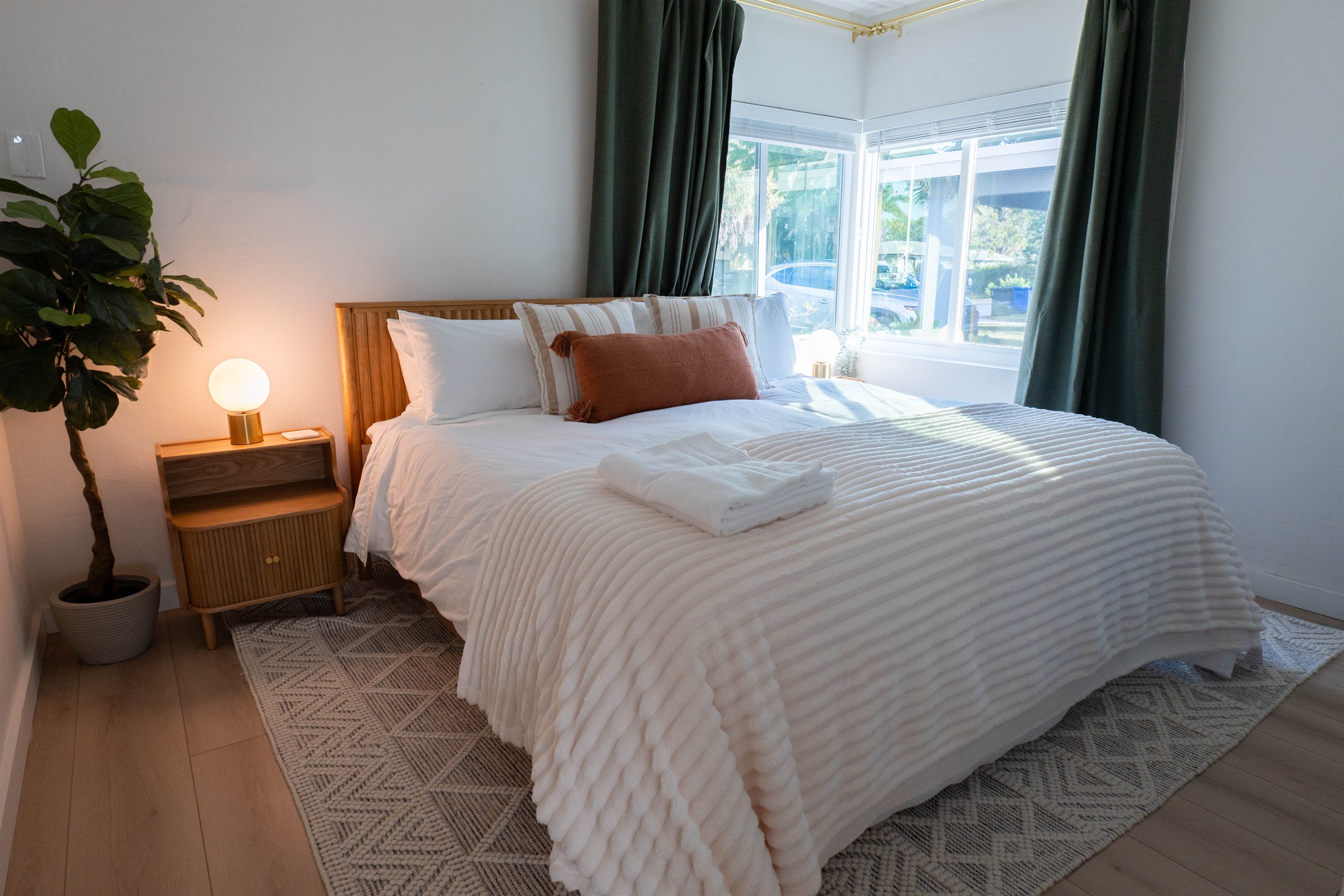 Master bedroom with 43in TV Roku