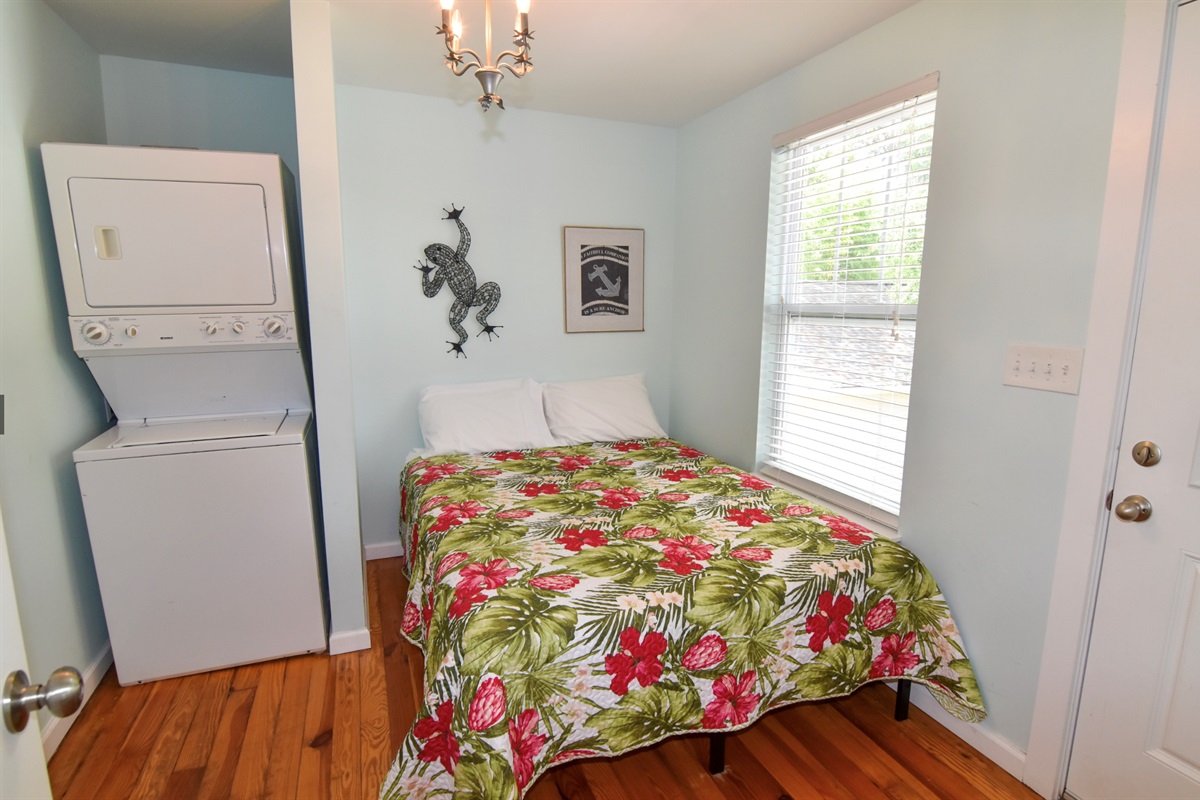 Queen & Laundry in 7th Bedroom
