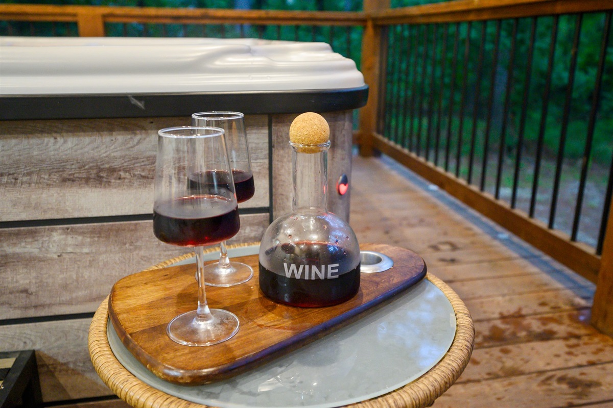 Outdoor Lounge: Sip wine on the deck while enjoying nature's beauty—pure bliss awaits!