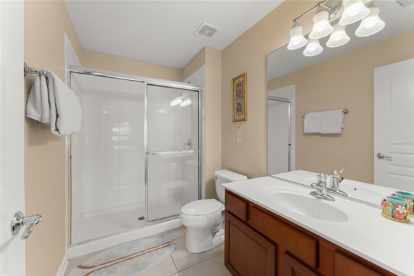 En-Suite Bathroom w/ Walk-In Shower