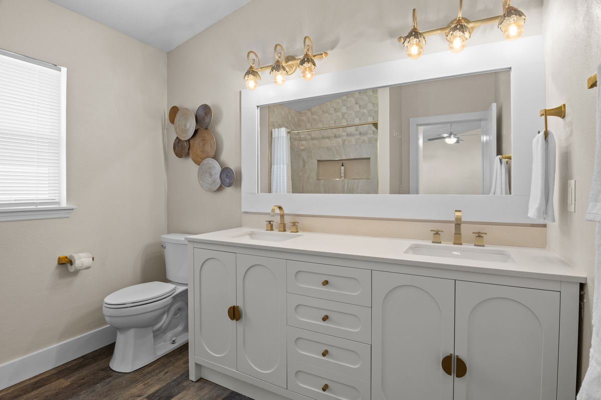 Ensuite bathroom. Double sink & large vanity mirror.