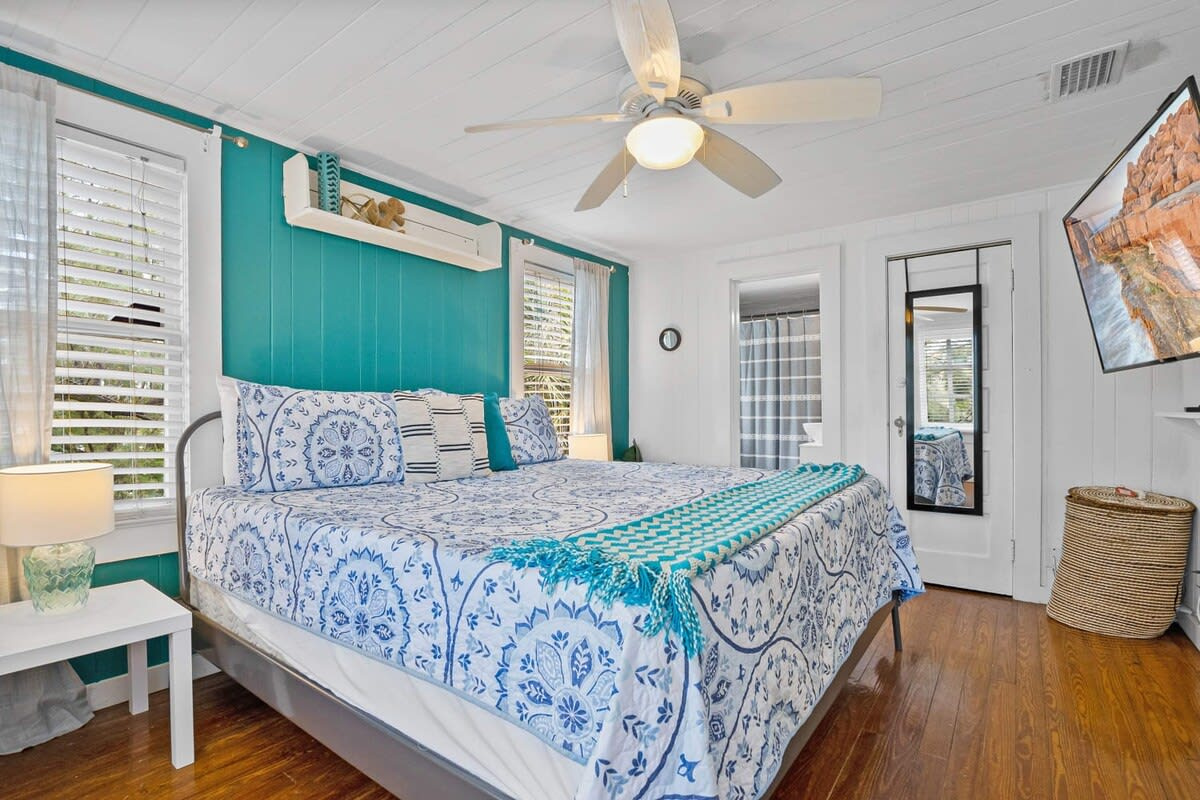 A king bed, crisp linens, and shutters that close the morning out completely if you want them to. The room sits at the quiet end of the apartment, which is exactly where a bedroom on a proper holiday ought to be.