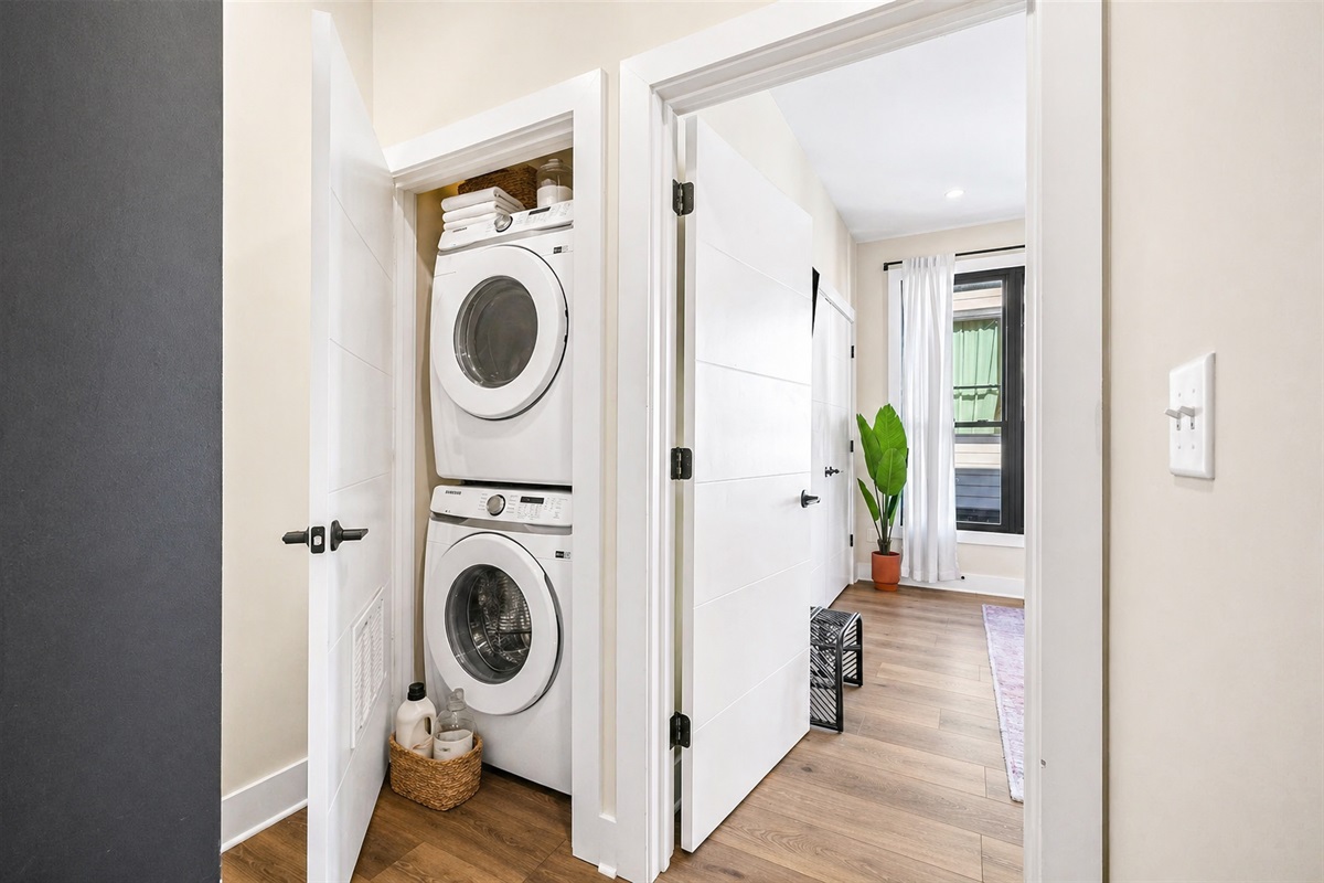 Full-size washer and dryer conveniently located between the queen and king suites&mdash;complete with detergent provided for easy, stress-free stays.